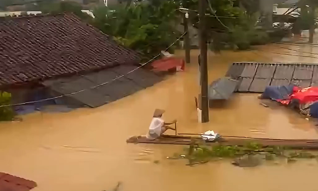 Ngập sát mái nhà ở Lạng Sơn