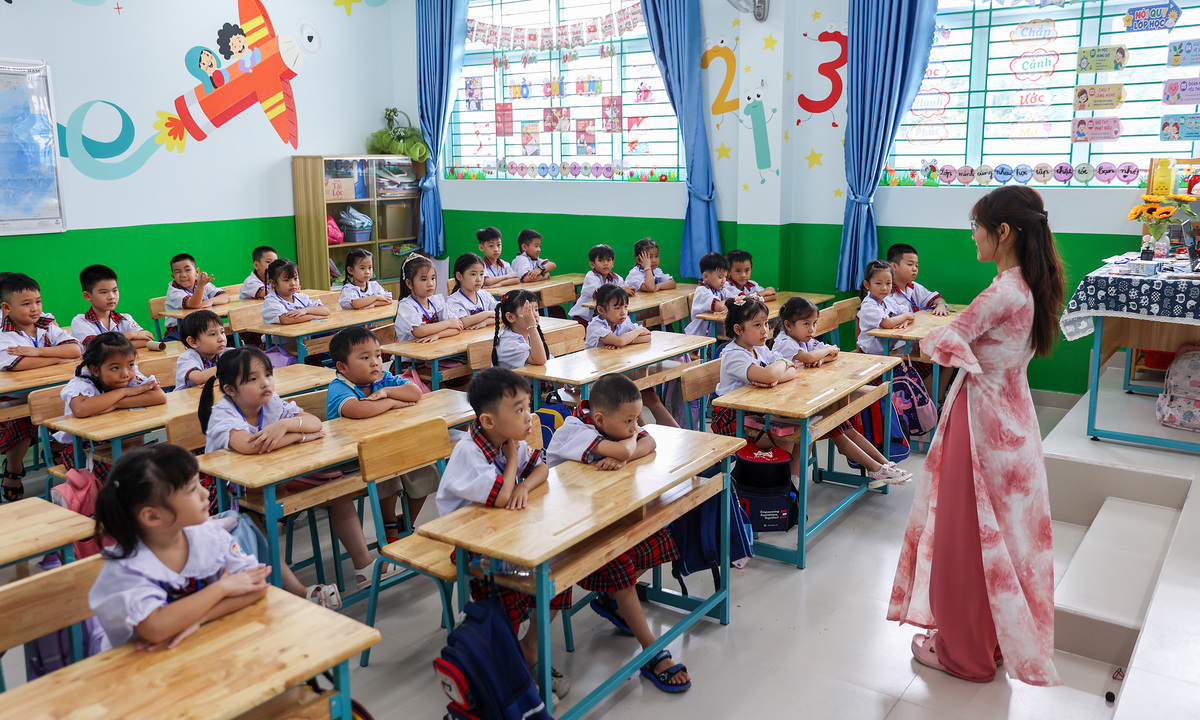 Học sinh cao trên 1,75m nhưng bàn ghế '20 năm chưa đổi'