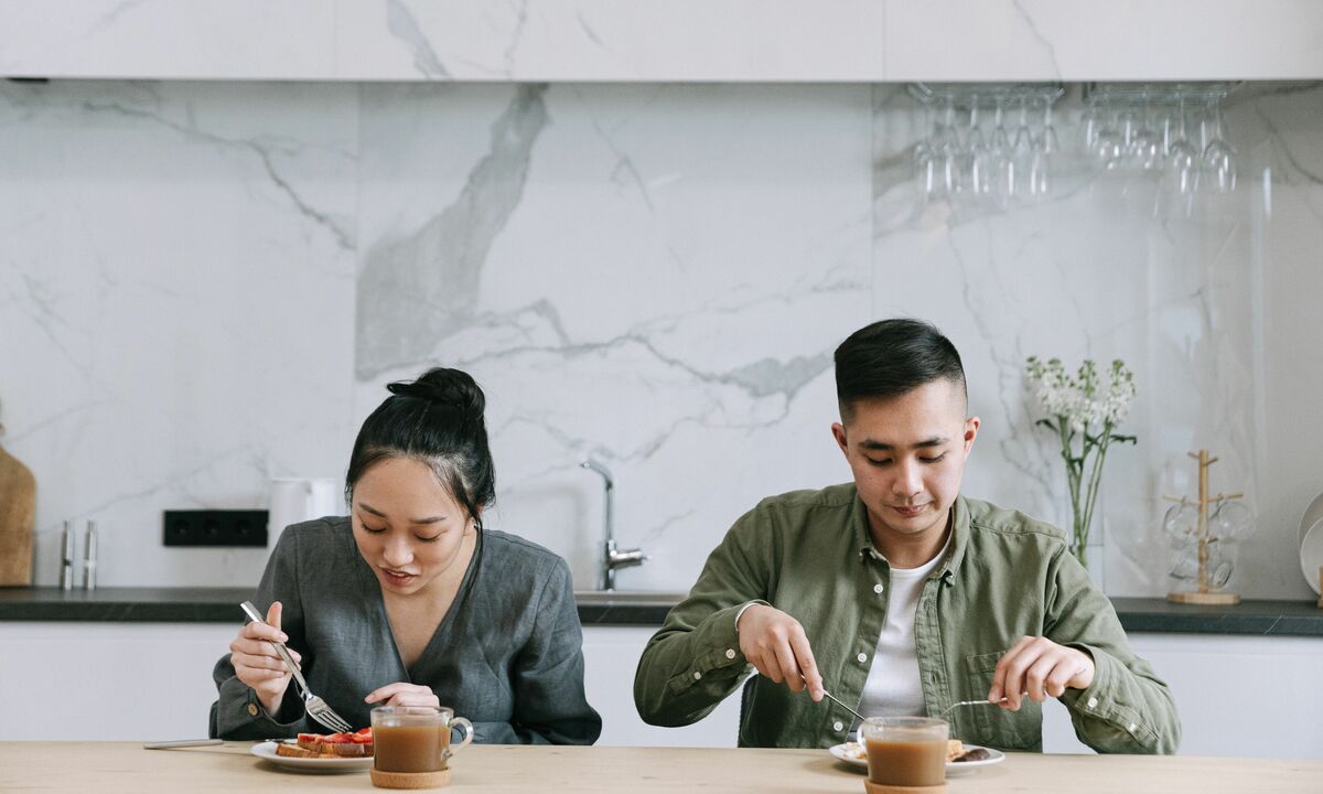 Vợ chồng tôi chẳng ôm nhau sau khi đi làm về