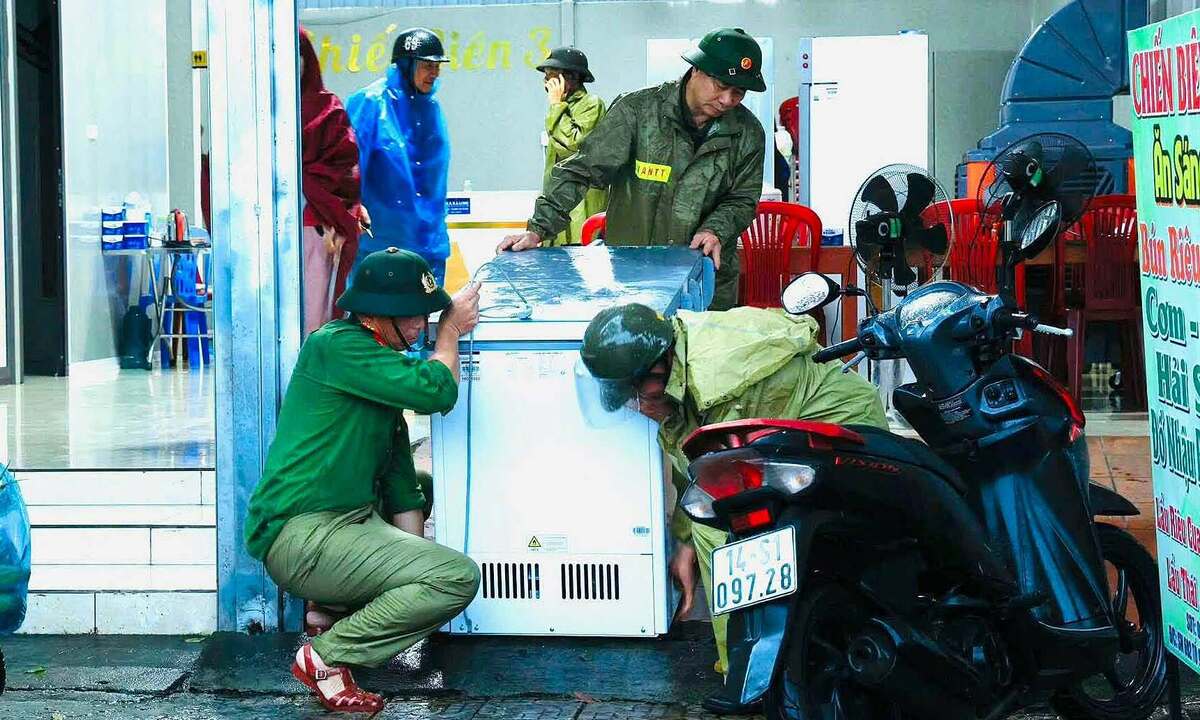 Quảng Ninh di dời khẩn cấp gần 400 người do sạt lở