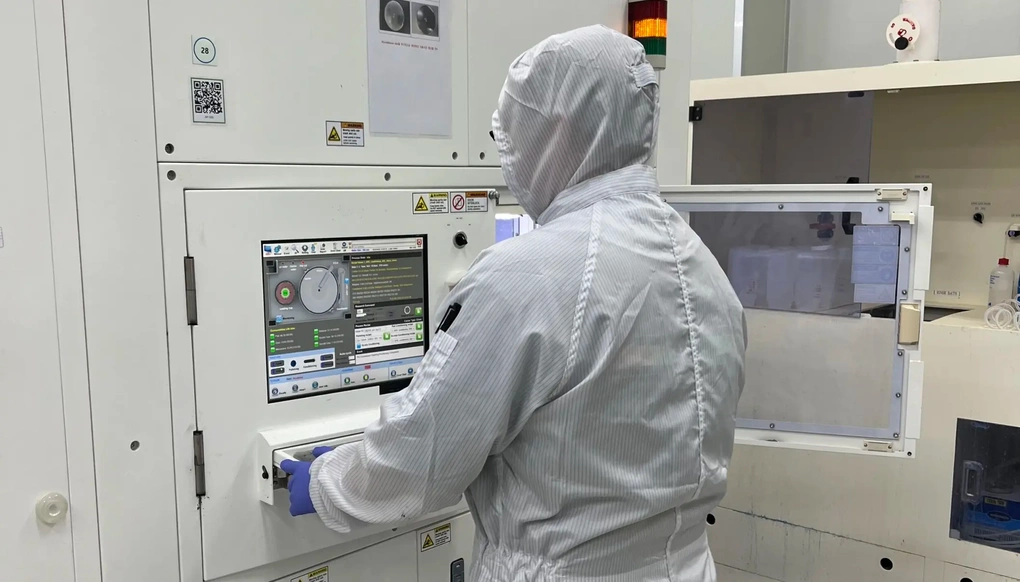 A student exposed to Hanyang University's semiconductor cleanroom in April 2024, when the school cooperated with SK Hynix. Photo: Hanyang University