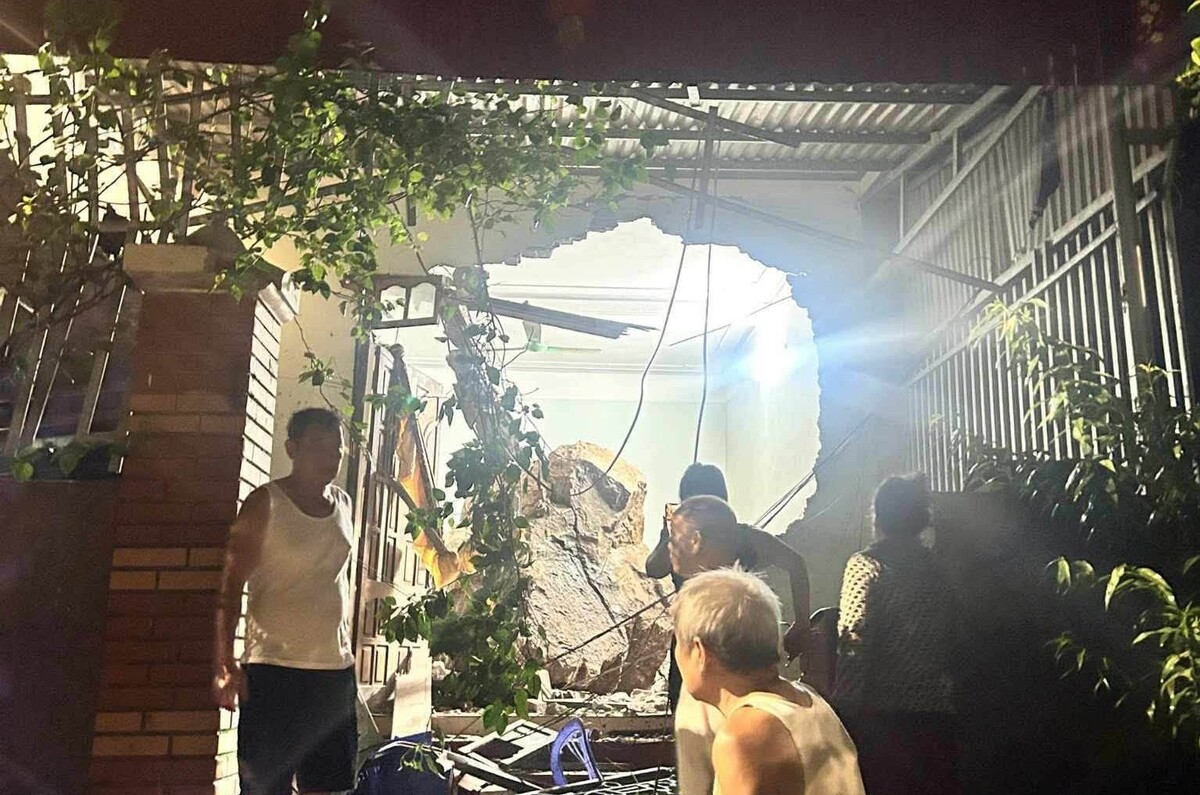 Camera ghi cảnh đá lăn xuyên thủng nhà, đè bẹp ôtô