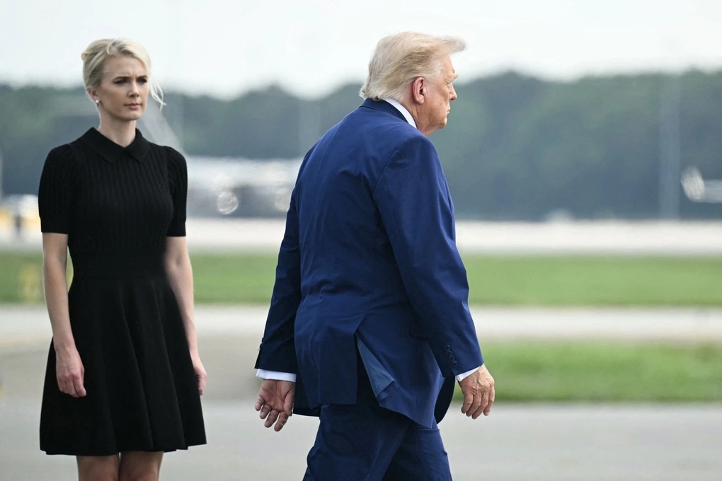 Harp và Tổng thống Trump dự lễ tiếp nhận thi hài các quân nhân Mỹ tử trận ở Trung Đông tại căn cứ không quân Dover, bang Delaware, ngày 22/7/2026. Ảnh: AFP