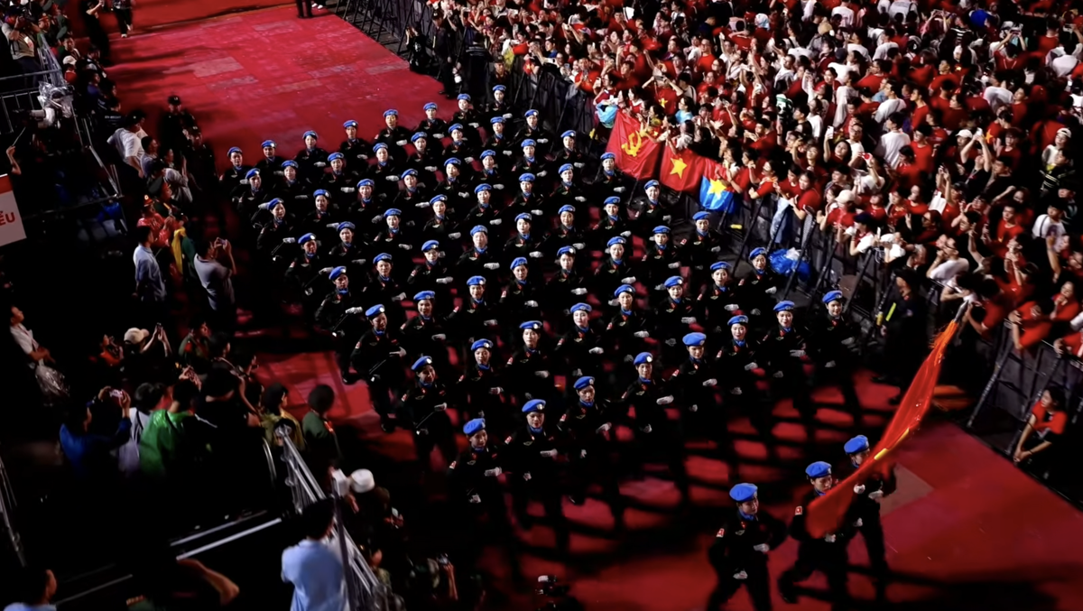 Màn diễu binh đặc biệt giữa 50.000 khán giả ở concert 'Tổ quốc trong tim'