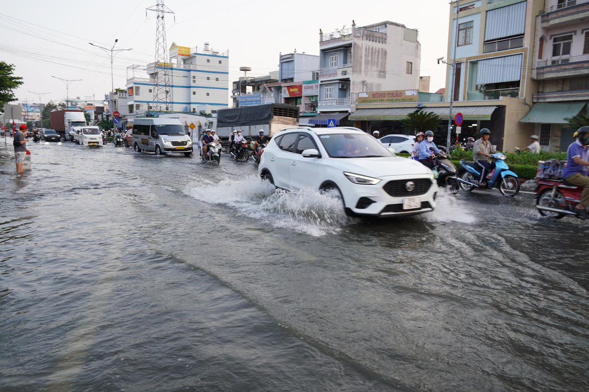 Đi trời mưa nên bật đèn xe như thế nào?