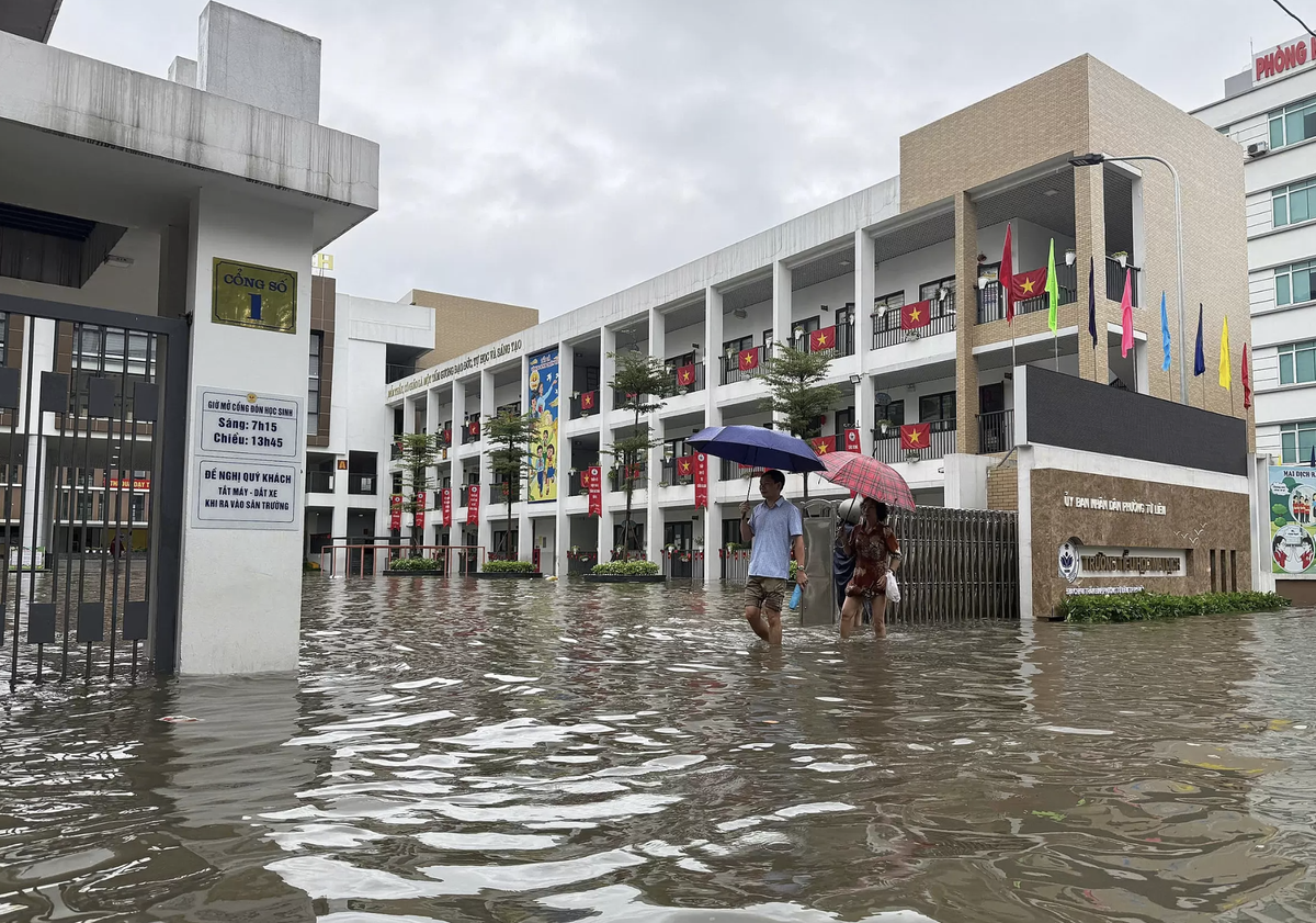 Điểm tin 6h: Loạt trường ở Hà Nội lùi giờ, chuyển học online vì mưa lớn | Chứng khoán tuần này có thể tăng lên vùng 1.800 điểm