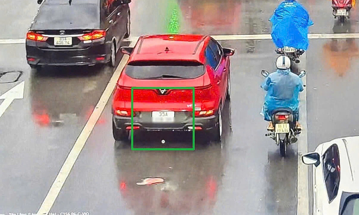 Né phạt nguội bằng cách gắn hai biển số