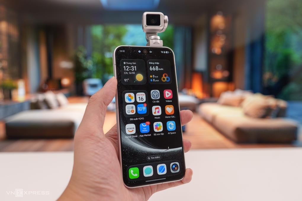 Honor's Robot Phone model. Photo: Tuan Hung