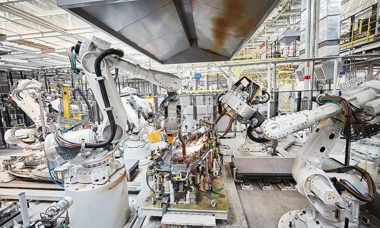 Robot công nghiệp hàn linh kiện ôtô. Ảnh: Liên đoàn Robot Quốc tế