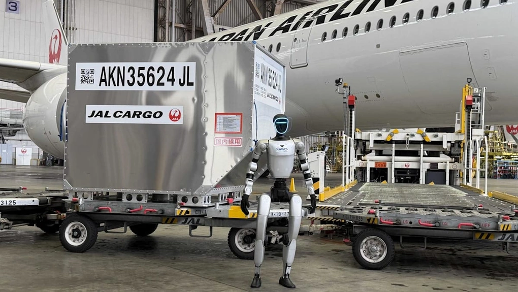 Chinese humanoid robot served at the airport in Japan in May. Photo: Japan Airlines