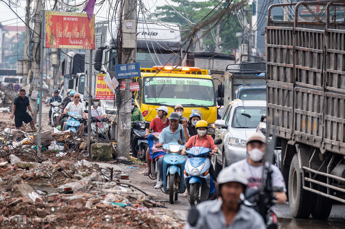 Quốc lộ 6 ùn tắc từ trưa đến tối