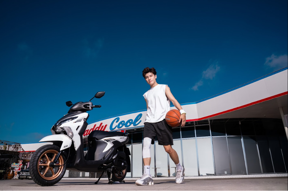 Người dùng và xe máy Yamaha Gear 125 Hybrid. Ảnh: Yamaha