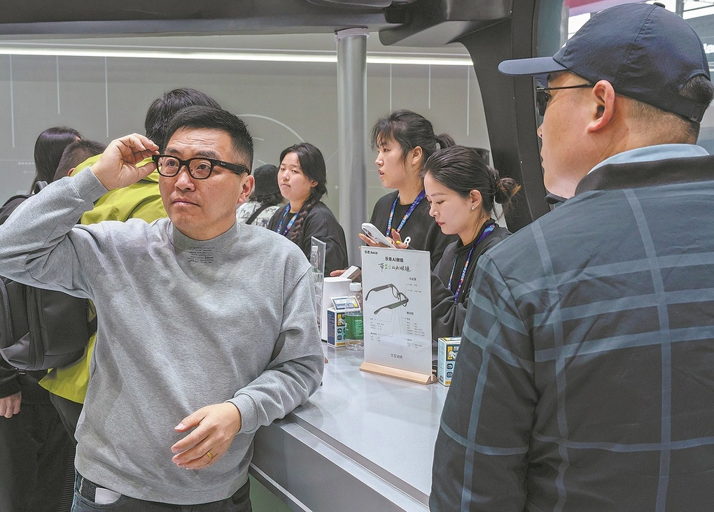 Khách tham quan trải nghiệm kính thông minh Rokid AI tích hợp màn hình tại triển lãm AWE 2026 ở Thượng Hải ngày 13/3. Ảnh: China Daily
