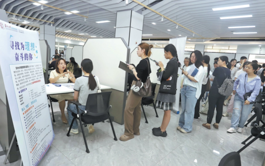 Người tìm việc xếp hàng chờ phỏng vấn tại một trung tâm việc làm ở Tô Châu, tỉnh Giang Tô. Ảnh: China Daily