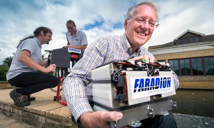 Chris Wright, chủ tịch Faradion, ôm bộ pin natri-ion dành cho xe điện do công ty ông phát triển. Ảnh: Faradion