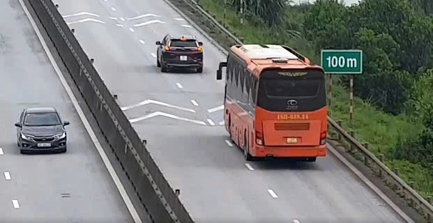 Hình ảnh xe khách không giữ khoảng cách bị camera AI ghi lại. Ảnh: Cục CSGT