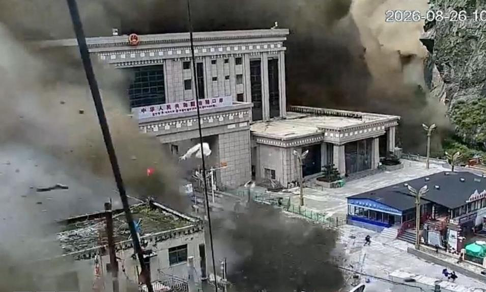 Khoảnh khắc lũ quét như sóng thần tràn qua cửa khẩu Trung Quốc - Nepal