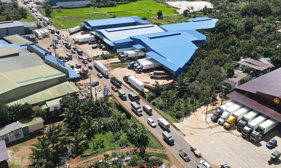 Vietnam's durian capital is so busy it takes trucks 2 hours to cross 30 km
