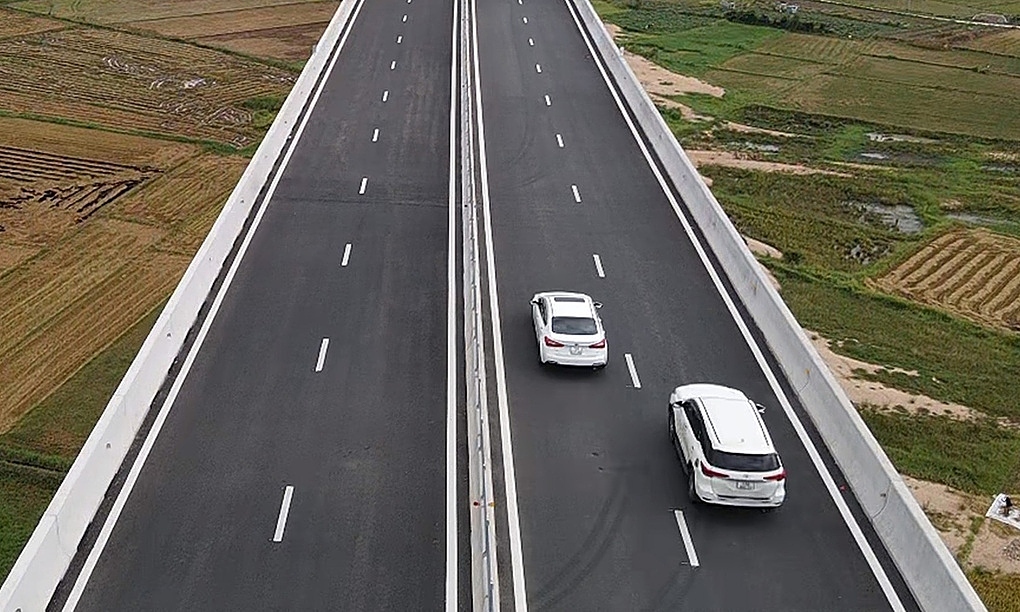 Nỗi lo bị phạt khoảng cách an toàn trên cao tốc vì xe 'điền vào chỗ trống'