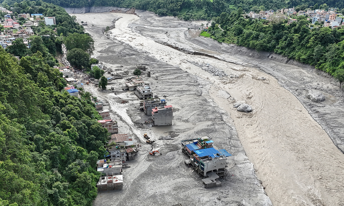 Số người chết vì lũ quét ở Nepal tăng lên gần 360