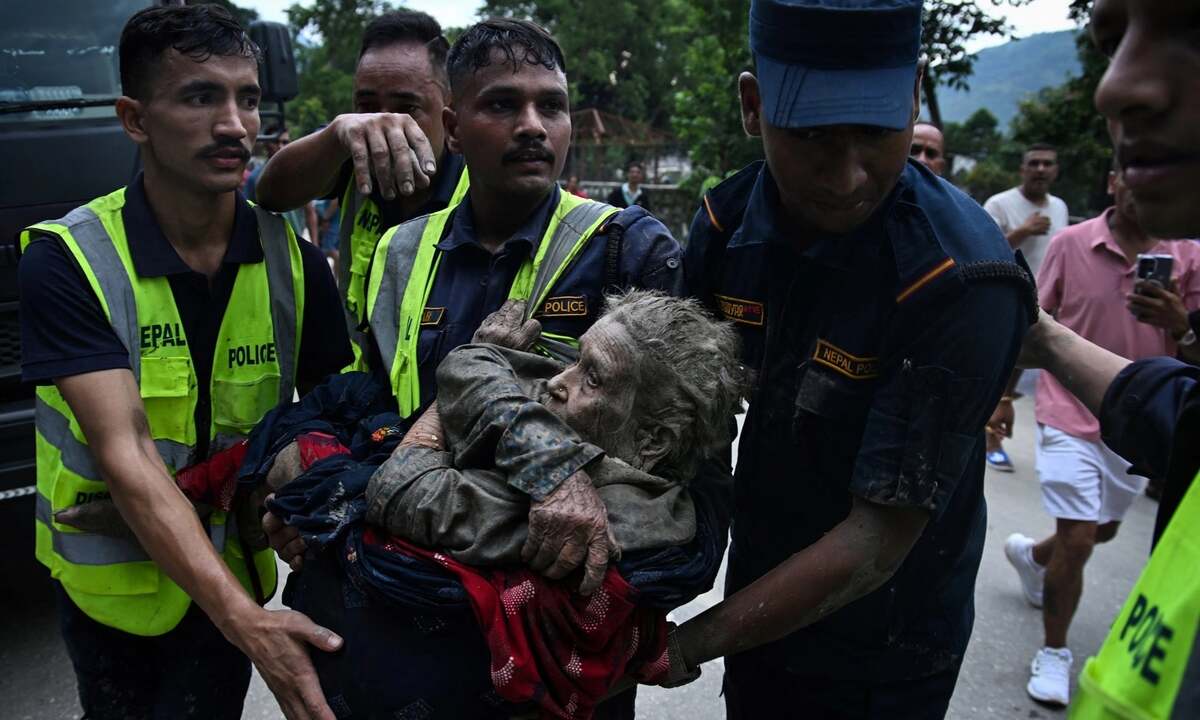 Điểm tin 17h: Gần 1.500 người có thể đã bị chôn vùi trong lũ bùn Nepal | Tàu cá chở 50 người mất liên lạc trên biển