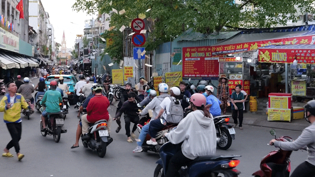 Tranh nhau giật tiền cúng cô hồn
