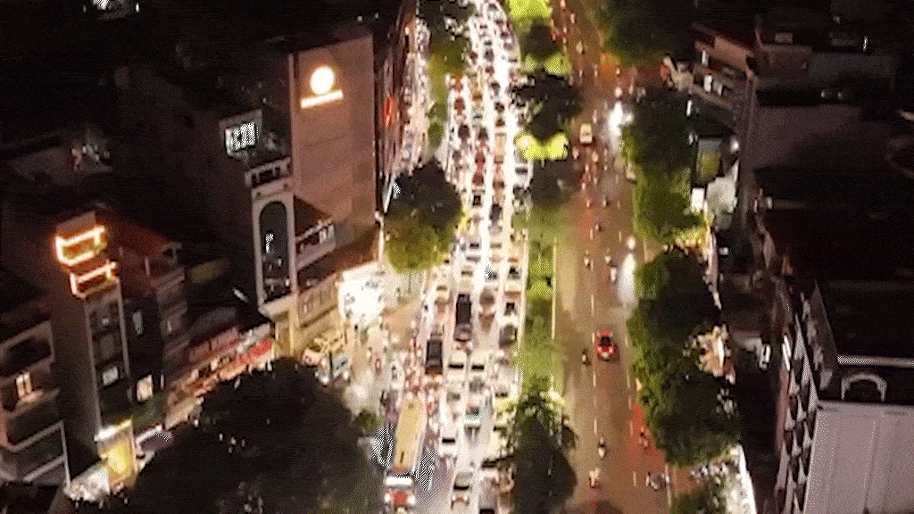 Đường phố Hà Nội ngập, ùn tắc nhìn từ trên cao
