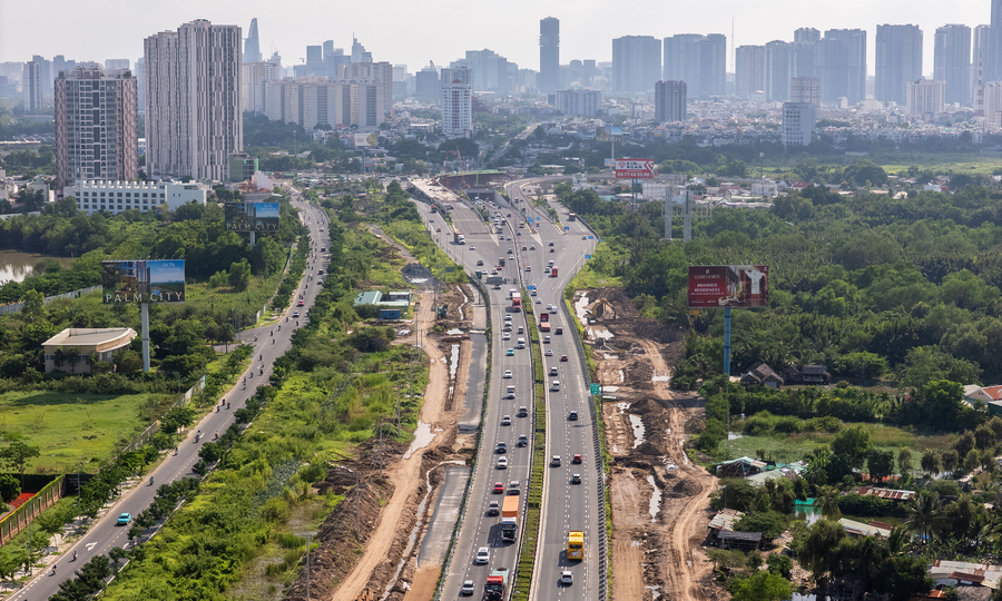 10-lane expressway linking HCMC and Long Thanh airport takes shape after one year