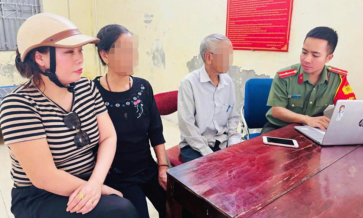 Nghi vợ chồng khách bị lừa đảo, chủ tiệm vàng đưa đến công an