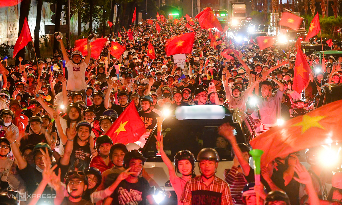 'Đi bão' xuyên đêm mừng Việt Nam vô địch