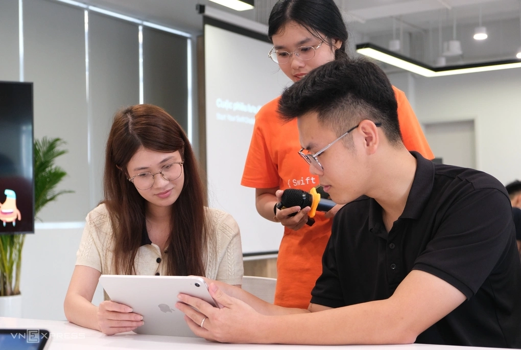 Học viên tham gia lớp học lập trình Swift ở trung tâm đào tạo. Ảnh: Tuấn Hưng