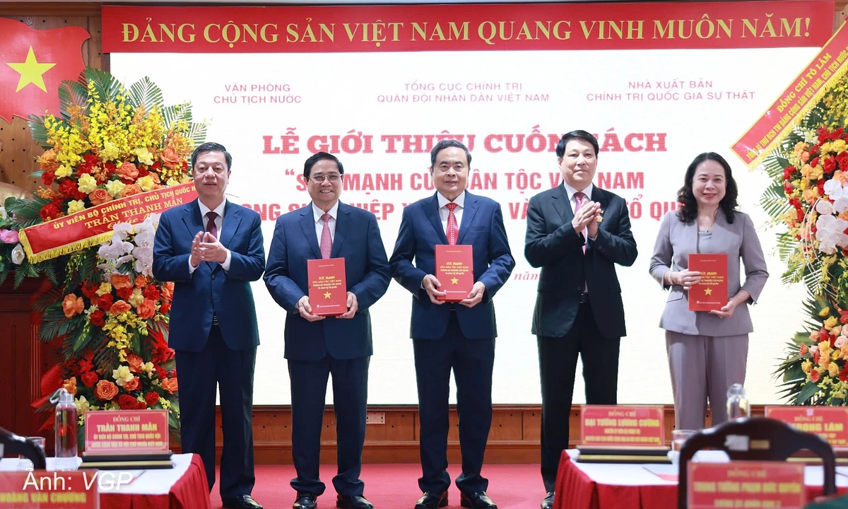 Nguyên Chủ tịch nước Lương Cường ra mắt sách