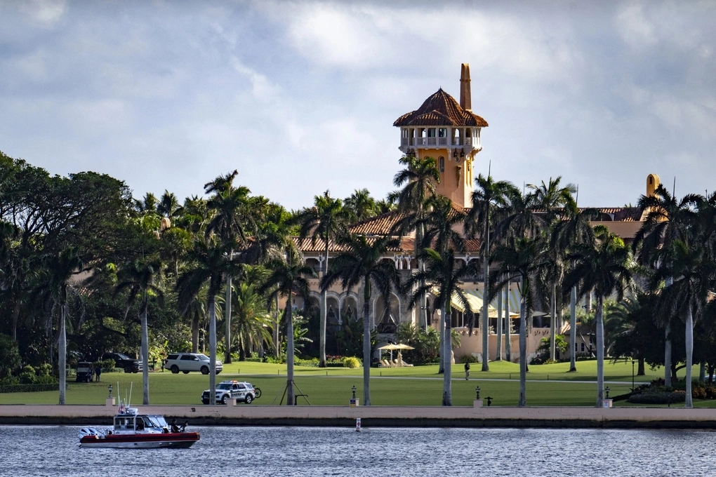 Xuồng an ninh tuần tra xung quanh câu lạc bộ Mar-a-Lago của ông Trump ở Florida hồi tháng 11/2024. Ảnh: AFP