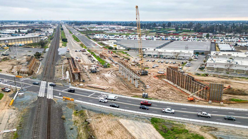 Công trình xây dựng cầu vượt của tuyến đường sắt cao tốc ở Fresno, bang California hồi tháng 12/2025. Ảnh: Reuters