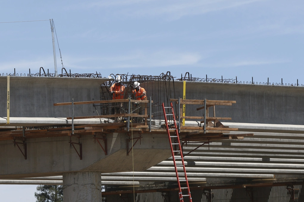 Công nhân tại công trường thi công tuyến đường sắt cao tốc ở Fresno, bang California, ngày 6/7/2026. Ảnh: Reuters