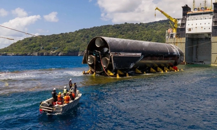 The semi-submersible deck lifts the Starship on deck to begin its journey. Photo: SpaceX