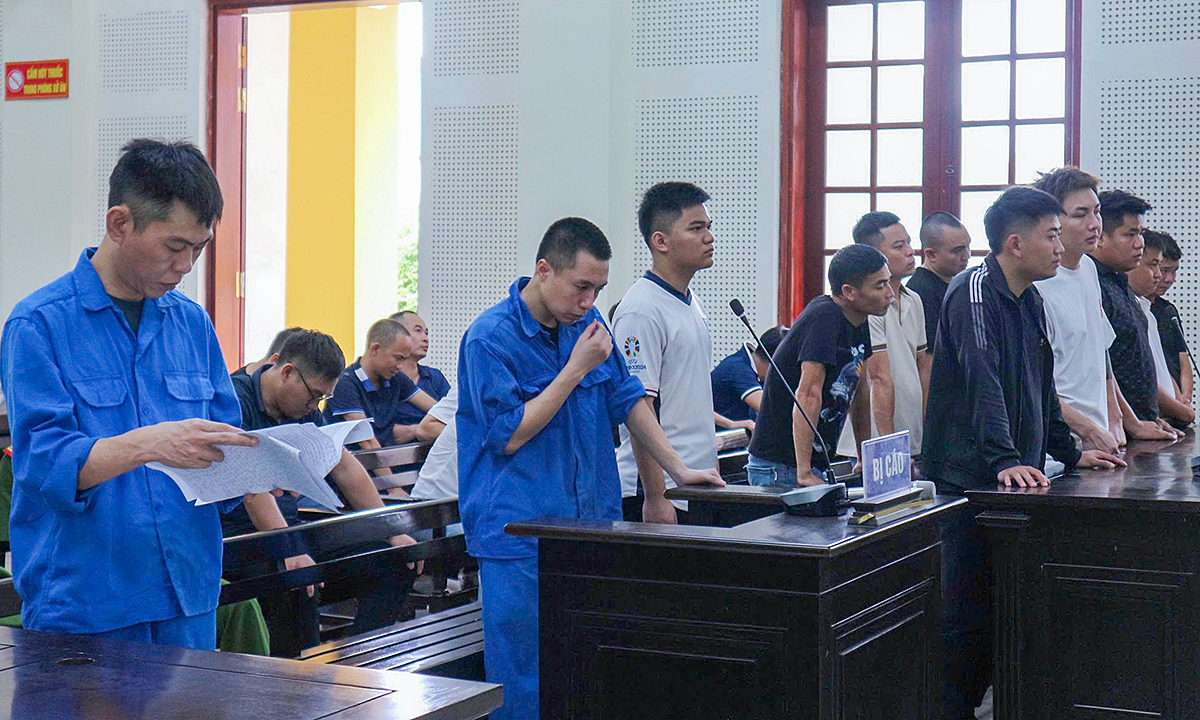 Đường dây buôn bán gần 1.000 bình khí cười