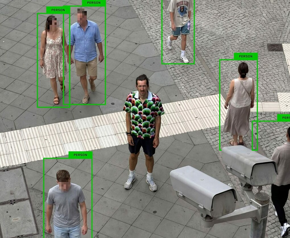 Áo Digital Camouflage giúp người mặc không bị camera AI nhận diện. Ảnh: Simon Weckert