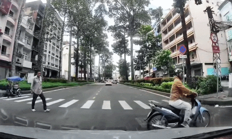 Taxi vượt phải, tông xe máy đang qua đường