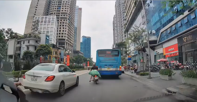 Tại nạn phơi bày 4 lỗi giao thông Việt ngay điểm dừng xe buýt