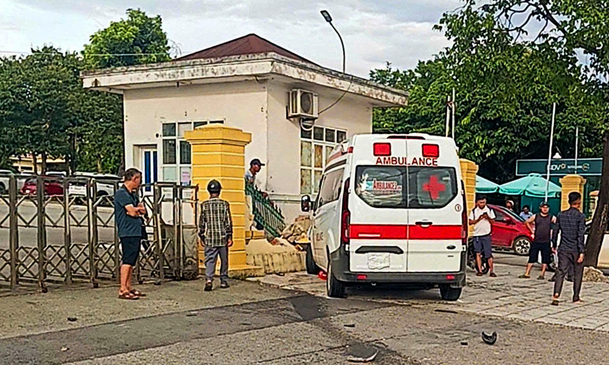 Xe cứu thương tông đổ tường rào bệnh viện