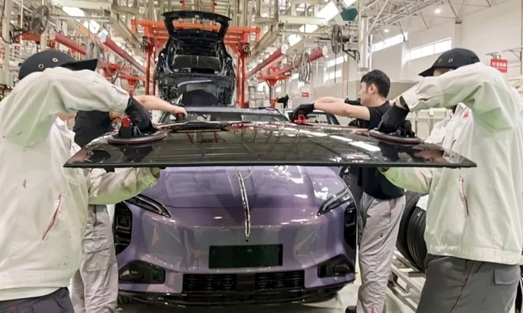 Hongqi chế tạo pin mặt trời trên nóc xe