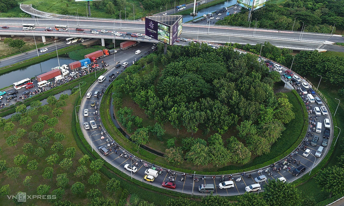 Xe nhích từng mét ở cửa ngõ Hà Nội, TP HCM trước nghỉ lễ