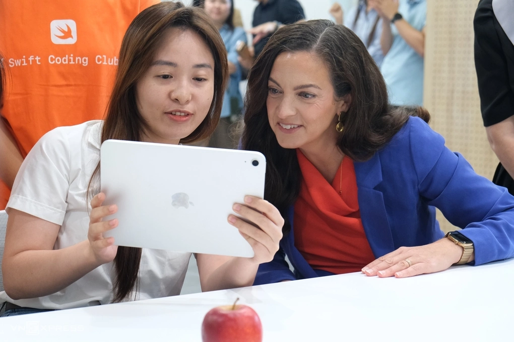 Bà Sarah Chandler, Phó chủ tịch phụ trách Đổi mới chuỗi cung ứng và Môi trường của Apple (áo xanh) dự lớp học ở trung tâm đào tạo. Ảnh: Tuấn Hưng