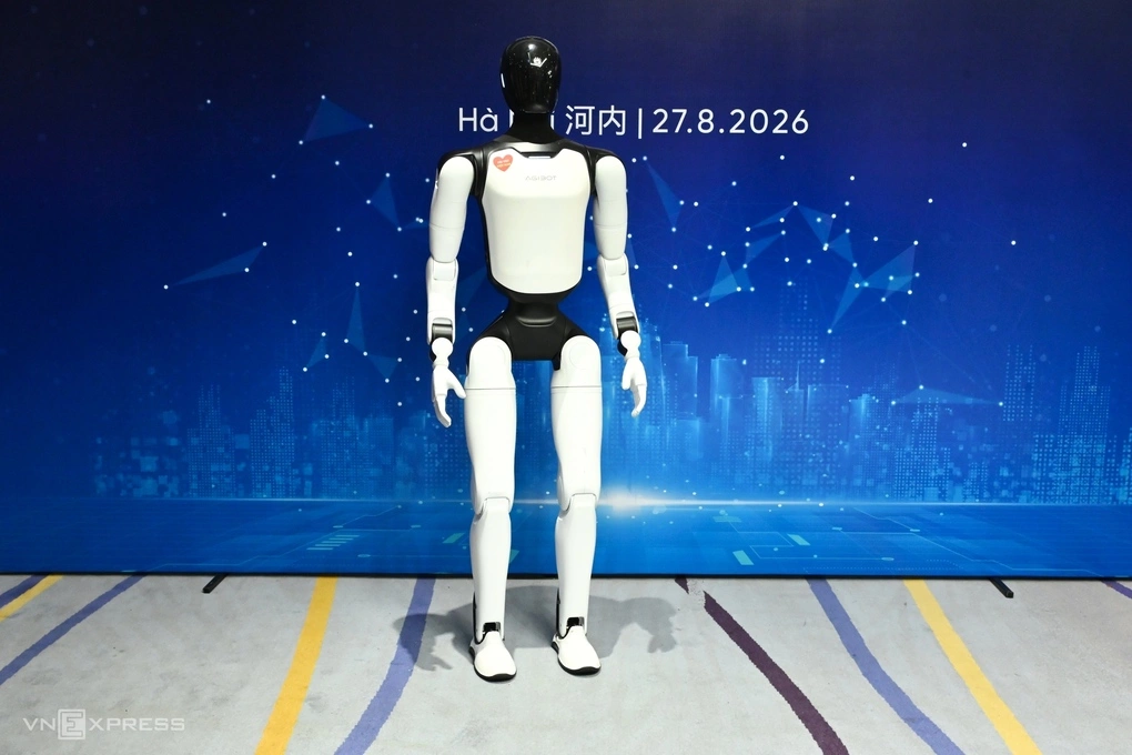 Robot hình người được doanh nghiệp Trung Quốc giới thiệu tại Diễn đàn AI và kinh tế số. Ảnh: Trọng Đạt