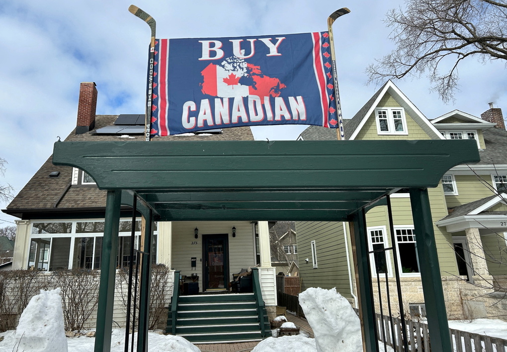 Khẩu hiệu mua hàng Canada tại một ngôi nhà ở Winnipeg, tỉnh Manitoba, Canada tháng 3/2025. Ảnh: Reuters