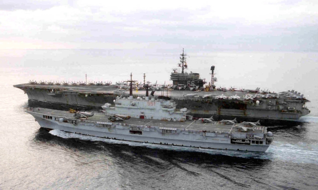 Chiến hạm Giuseppe Garibaldi đi cạnh siêu tàu sân bay USS America ngoài khơi Croatia tháng 1/1996. Ảnh: US Navy