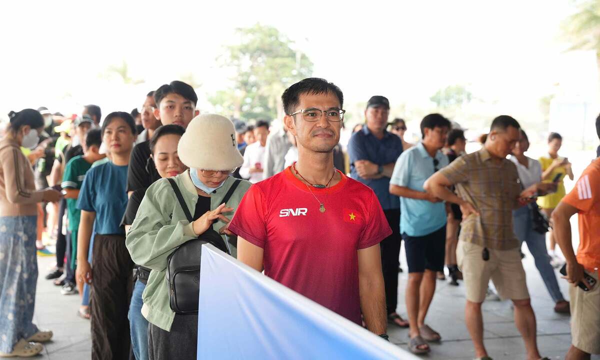 Runner xếp hàng nhận bib trong lần đầu VnExpress Marathon đến Vũng Tàu