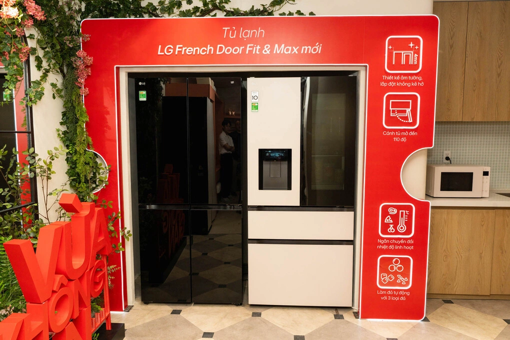 Tủ lạnh thông minh Instaview French Door Fit & Max (phải). Ảnh: Huy Đức