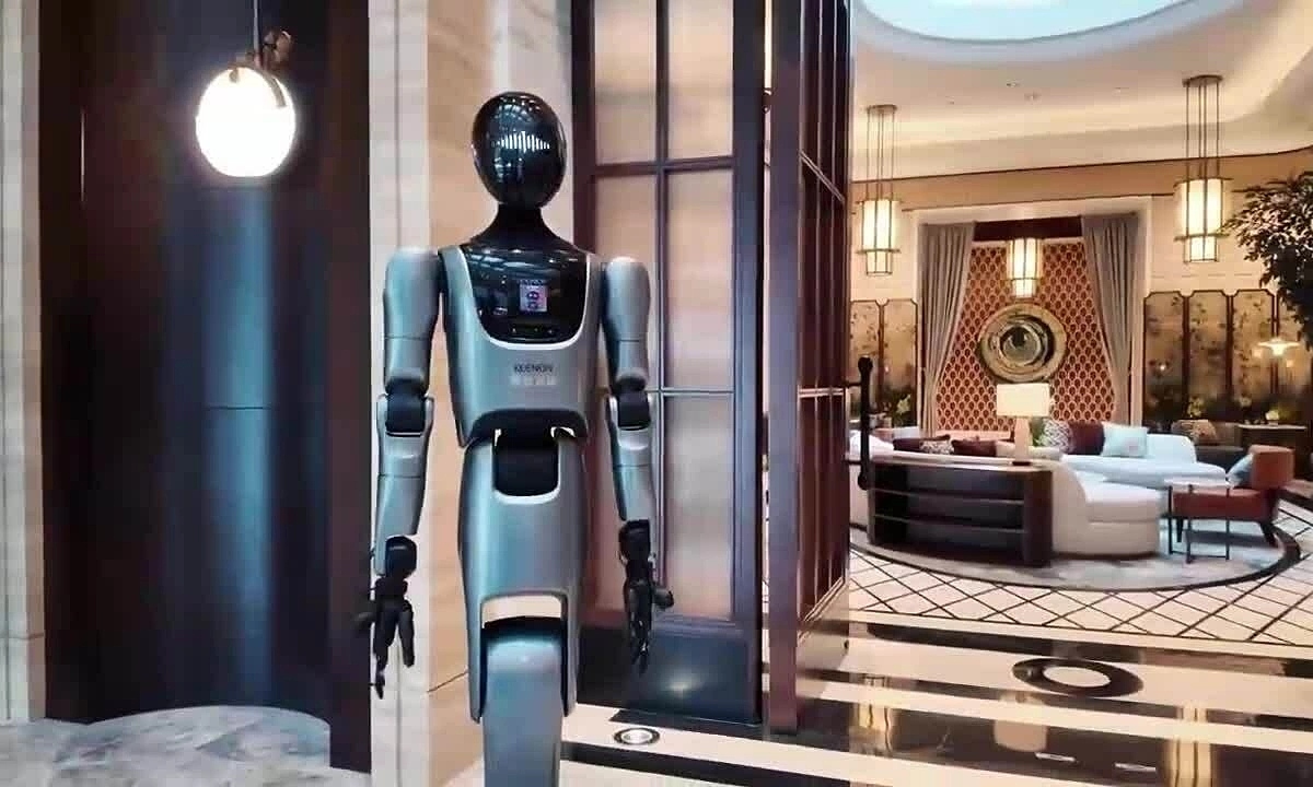 'Robot hình người Trung Quốc làm lễ tân vô hồn'